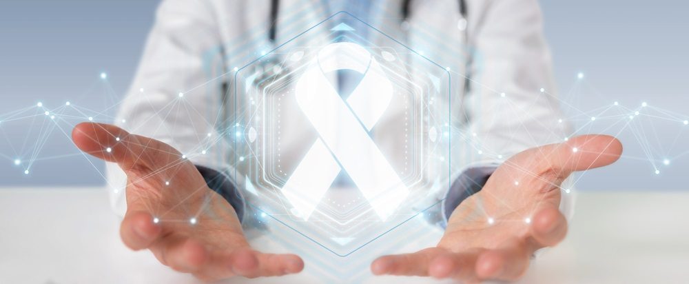 medico sosteniendo icono de cáncer virtual