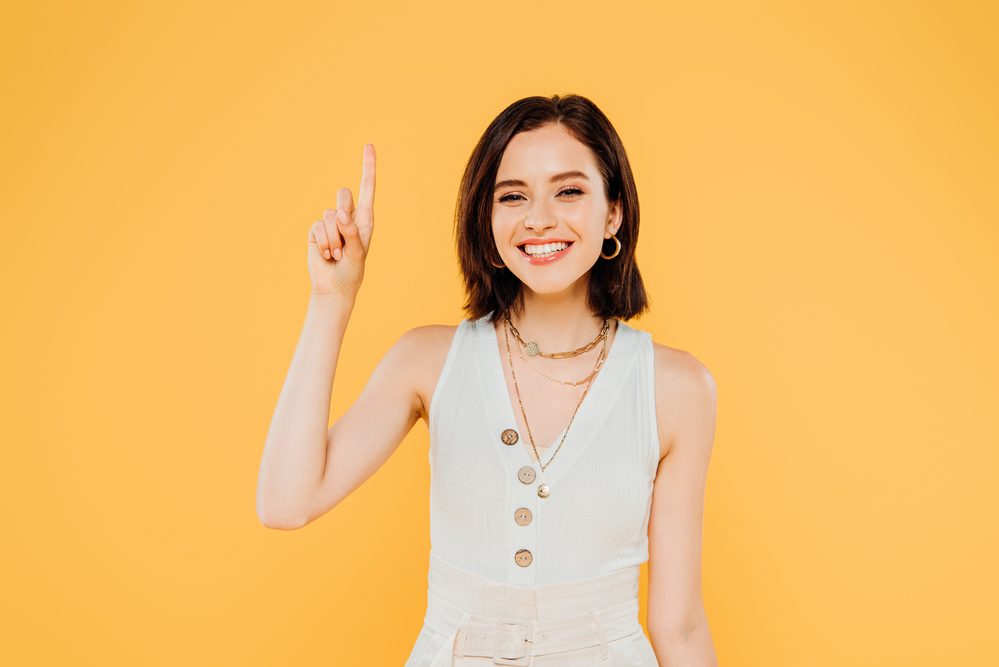 Mujer joven en fondo amarillo