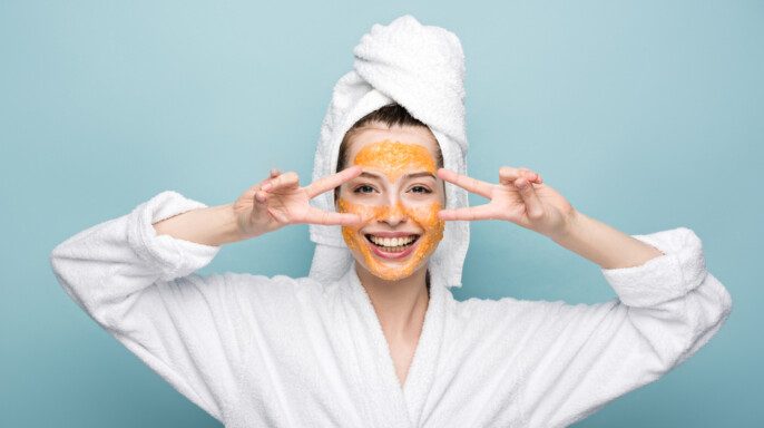 Feliz chica con cítricos máscara facial celebración de mandarina