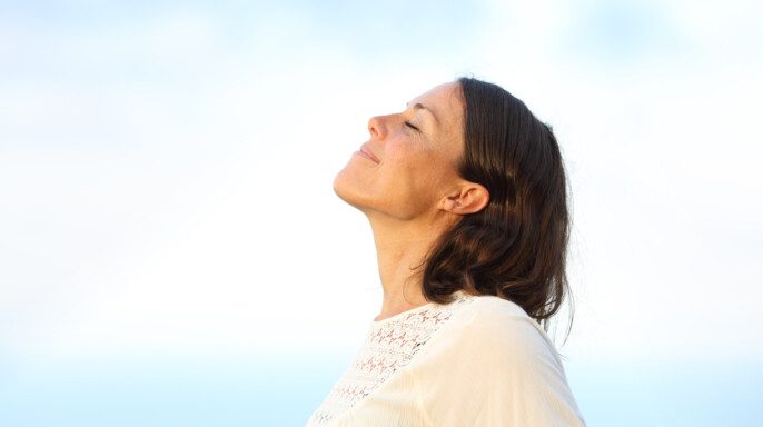 Mujer respirando profundo