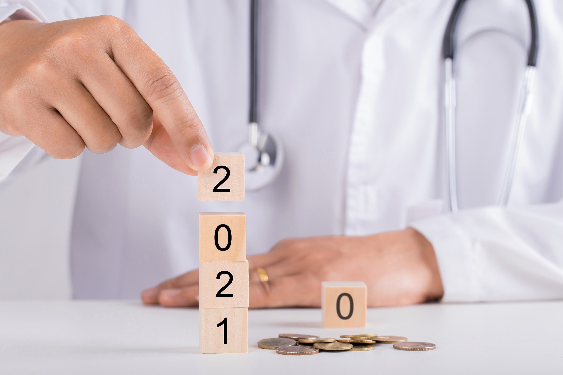 Doctora cambiando piezas para año 2021