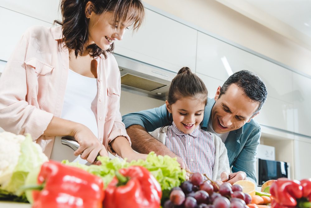 familia en la cocina