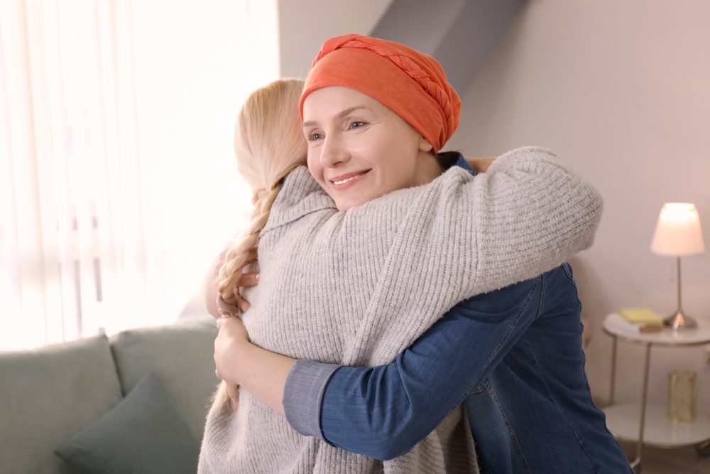 Mujer con cáncer y su cuidador