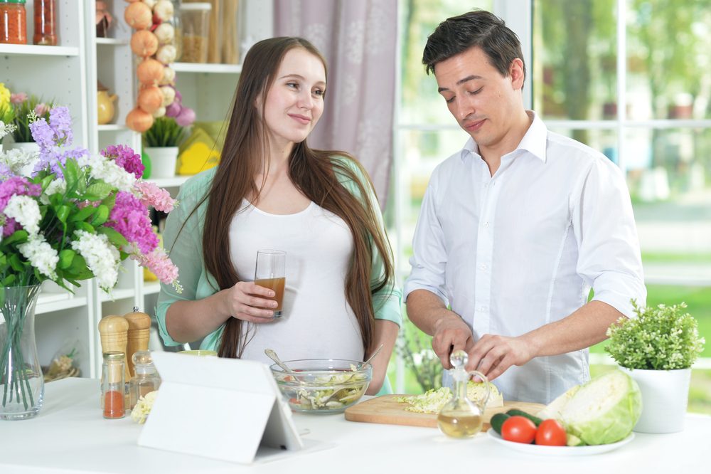 Pareja cocinando