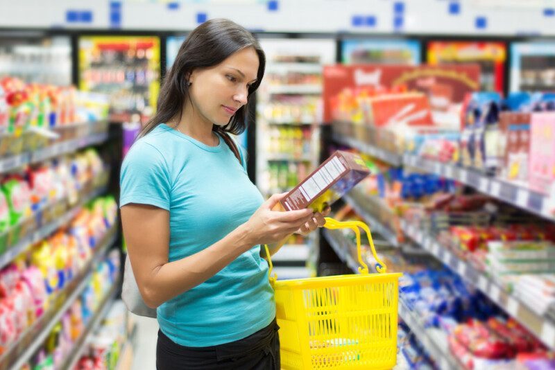 Mujer comprobando el etiquetado de alimentos