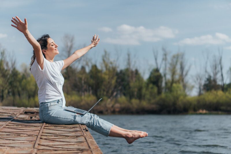 Mujer alegre con los brazos extendidos