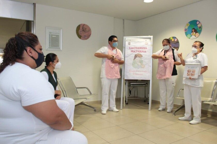 Enfermeras capacitando respect a la latancia materna