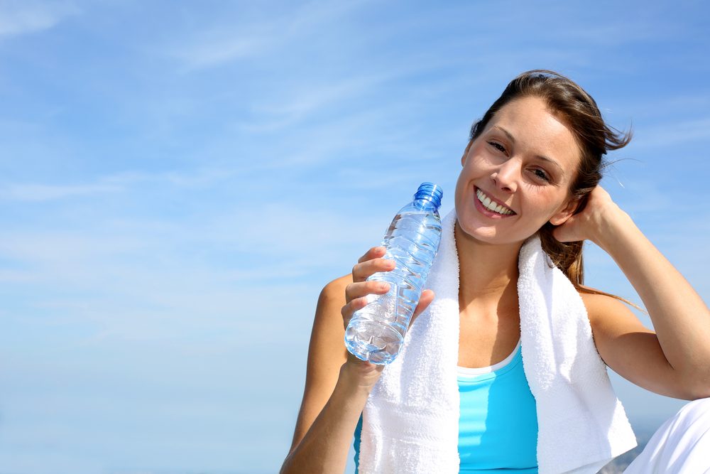 Tomando agua