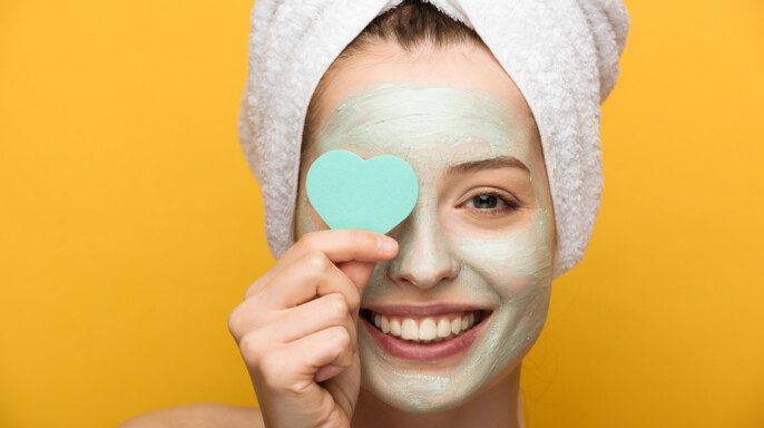 chica con mascarilla en la cara