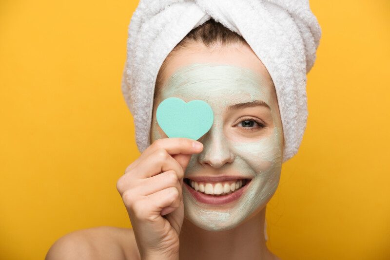 chica con mascarilla en la cara