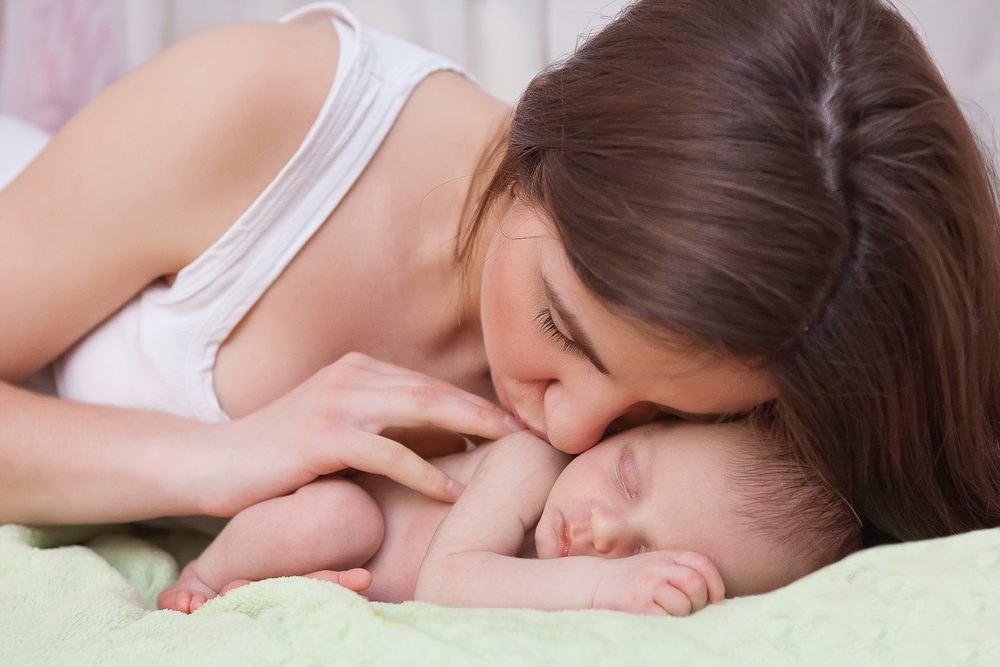 Bebé prematuro junto a su madre