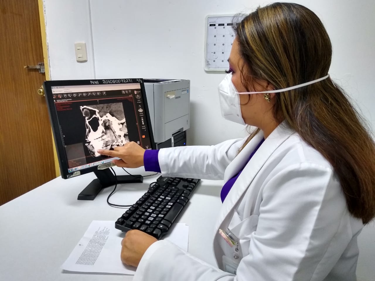 Especialista observando radiografia mazilar