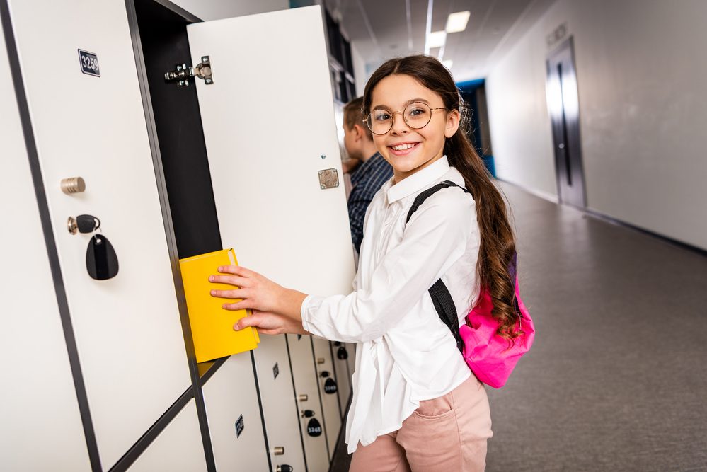 Niña escolar con gafas