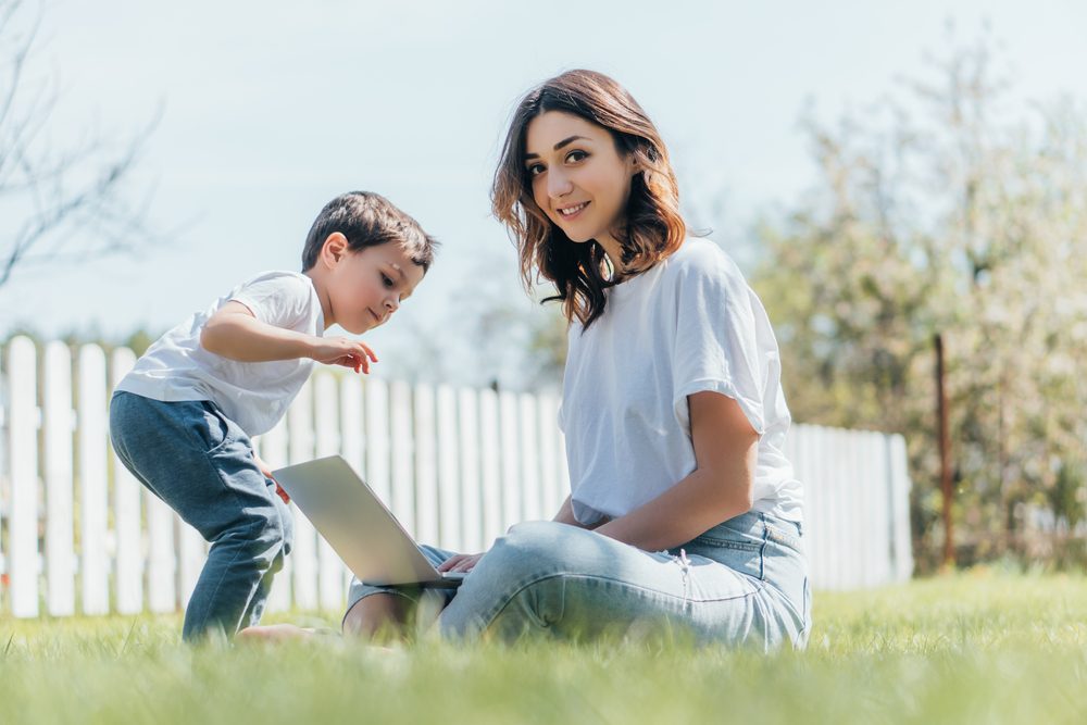 Madre e hijo al aire libre