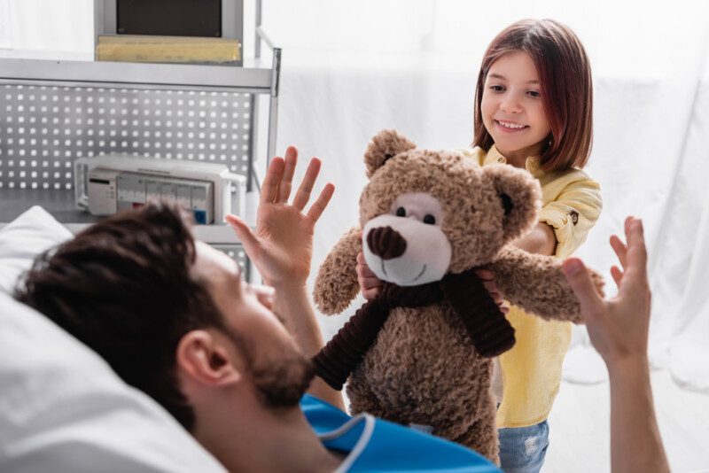 Padre e hija en hospital