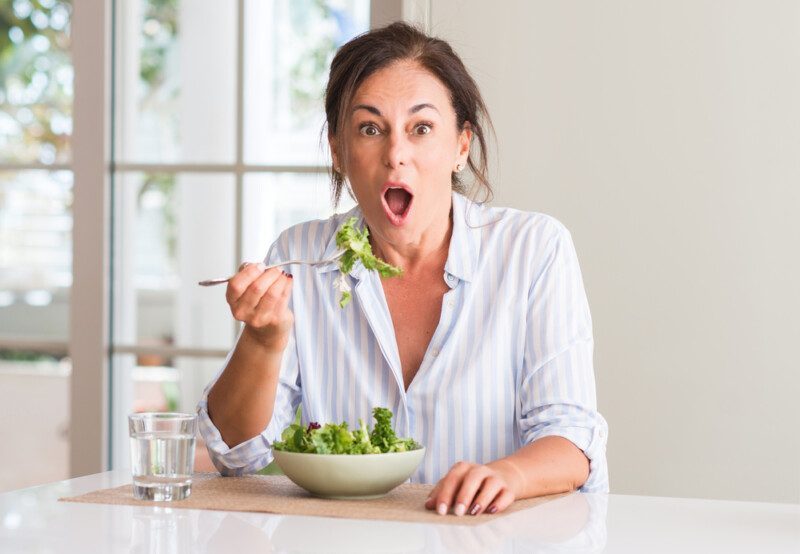 Mujer comiendo ensalada