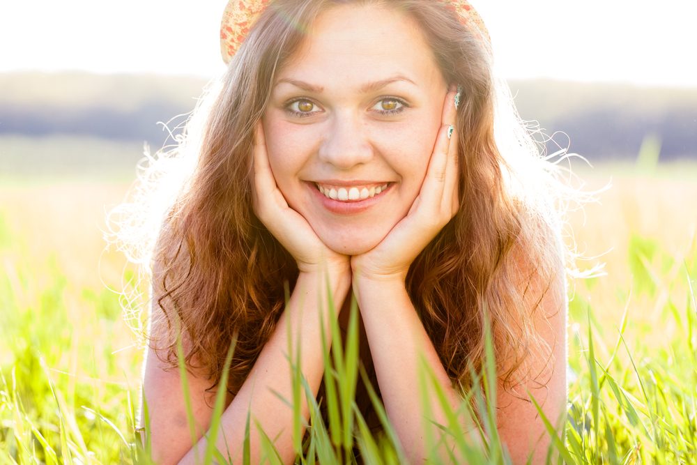 mujer joven sonriendo