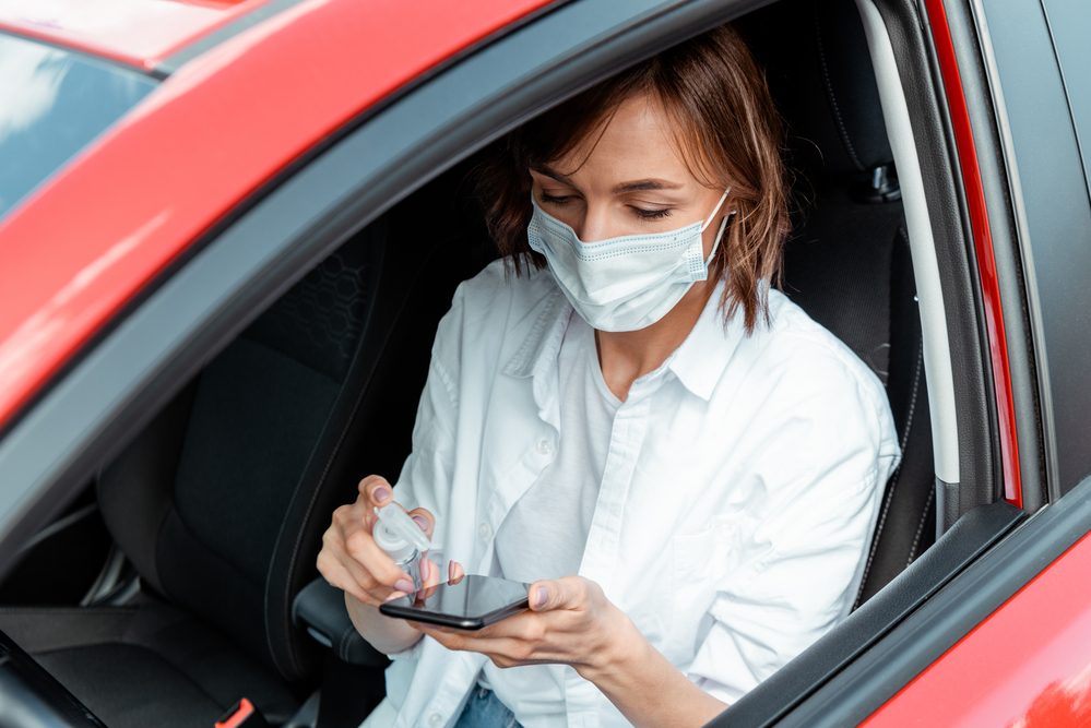 Mujer en auto con cubrebocas