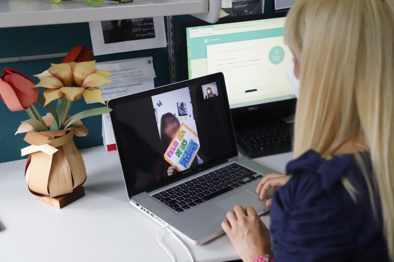 Madre en videoconferencia