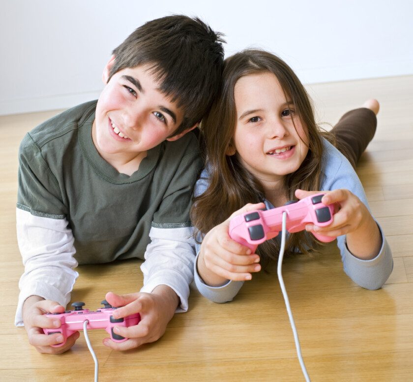 Niños jugando videojuegos mientras los padres están hablando