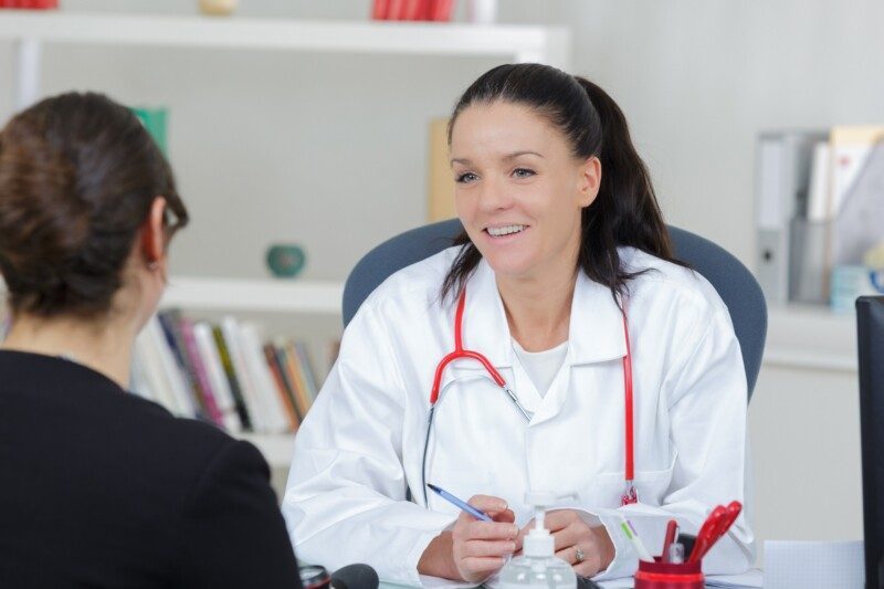 Médica con paciente conversando