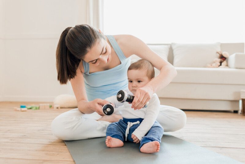 Mujer con bebé jugando juntos