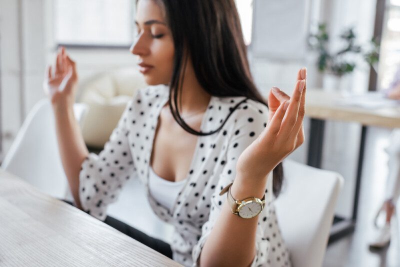 Enfoque selectivo de hermosa mujer de negocios con los ojos cerrados