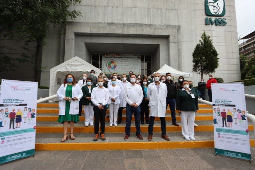 Personal médico en la entrada del Hospital General Regional (HGR) No. 1 “Dr. Carlos Mac Gregor Sánchez Navarro”, del Instituto Mexicano del Seguro Social (IMSS) en la Ciudad de México