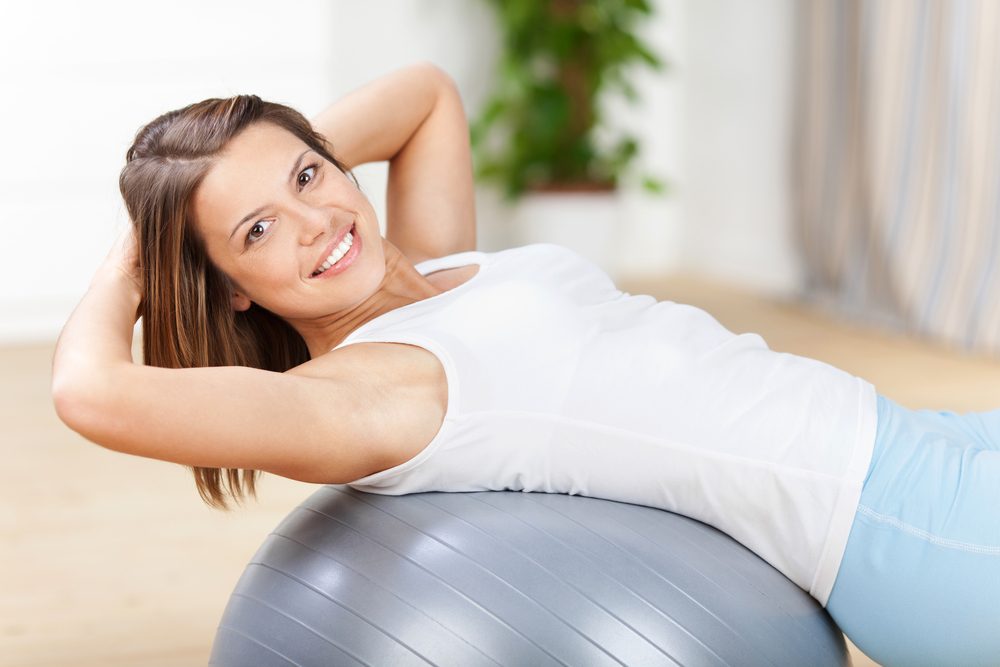 mujer haciendo pilates