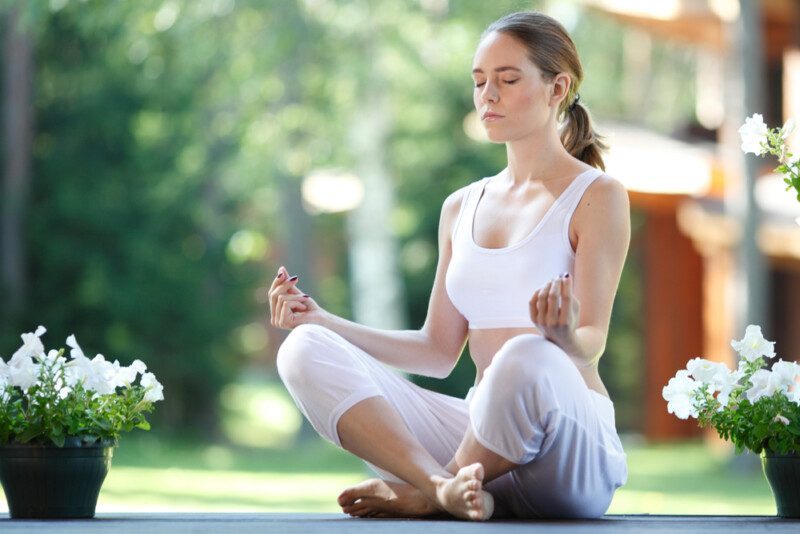 Mujer practicando yoga