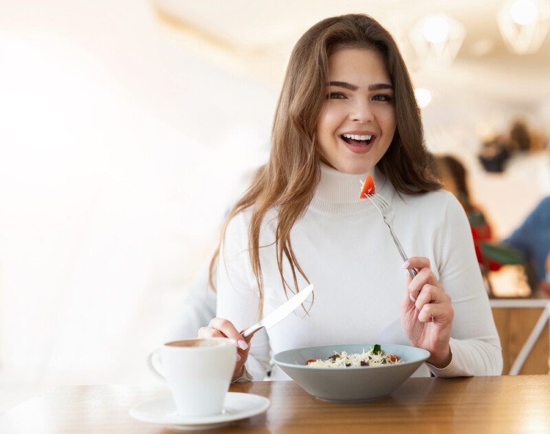 Mujer comiendo un tazón saludable de superalimentos