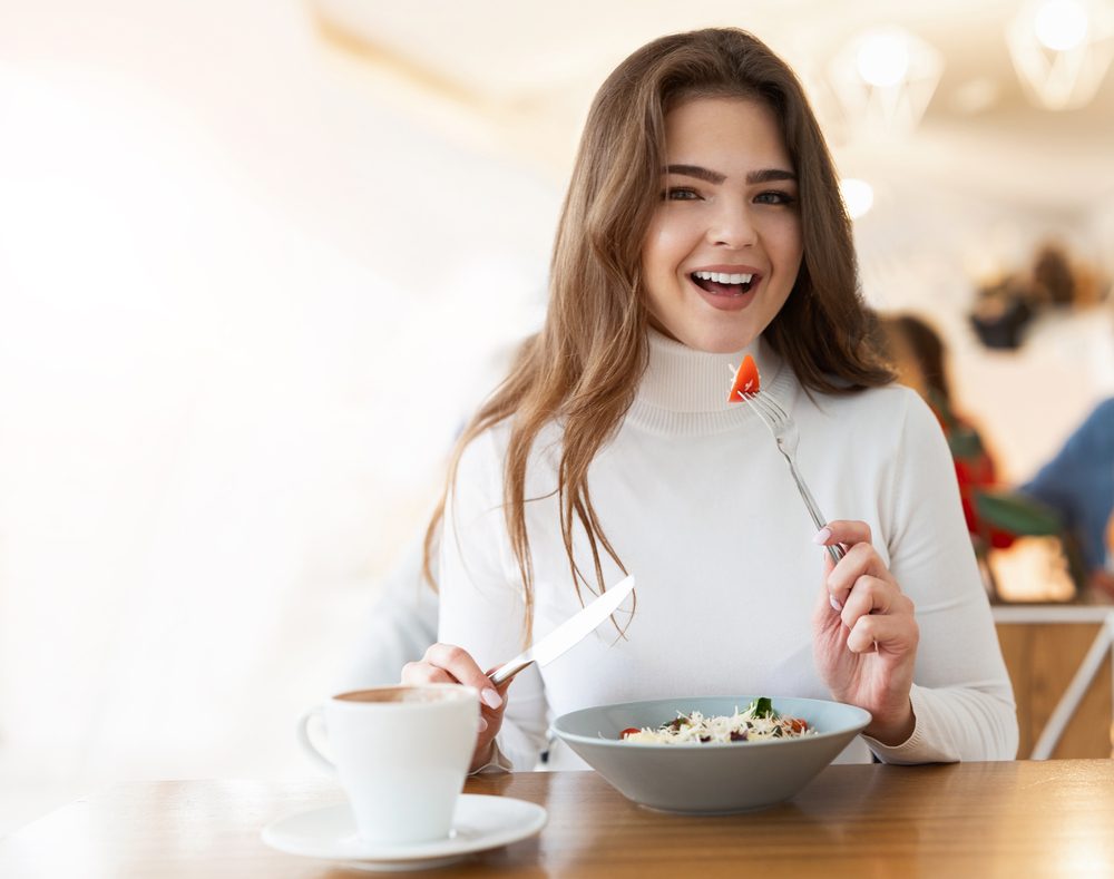 Mujer comiendo un tazón saludable de superalimentos