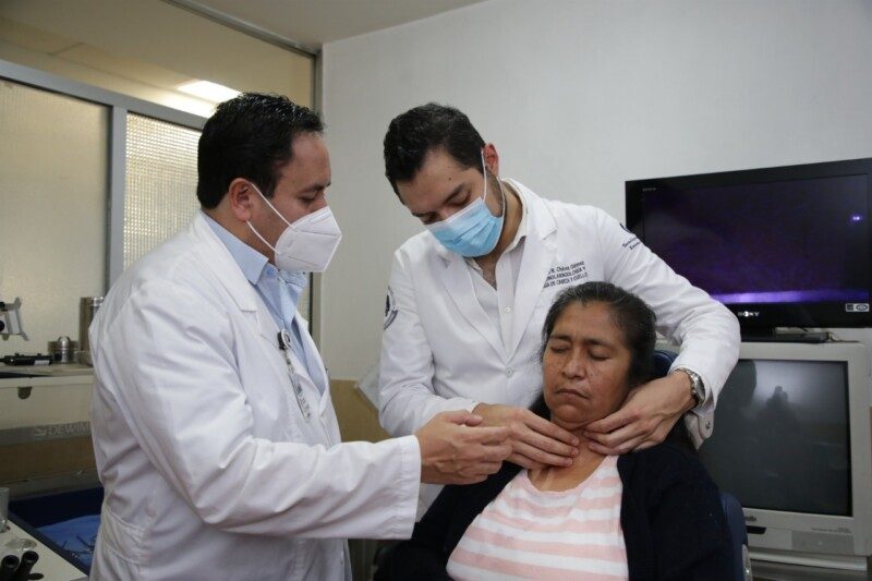 Endocrinólogos atendiendo a paciente