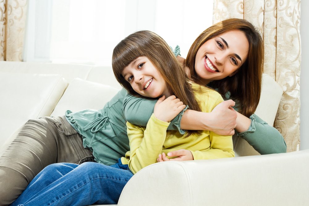 Madre e hija pasando tiempo juntas