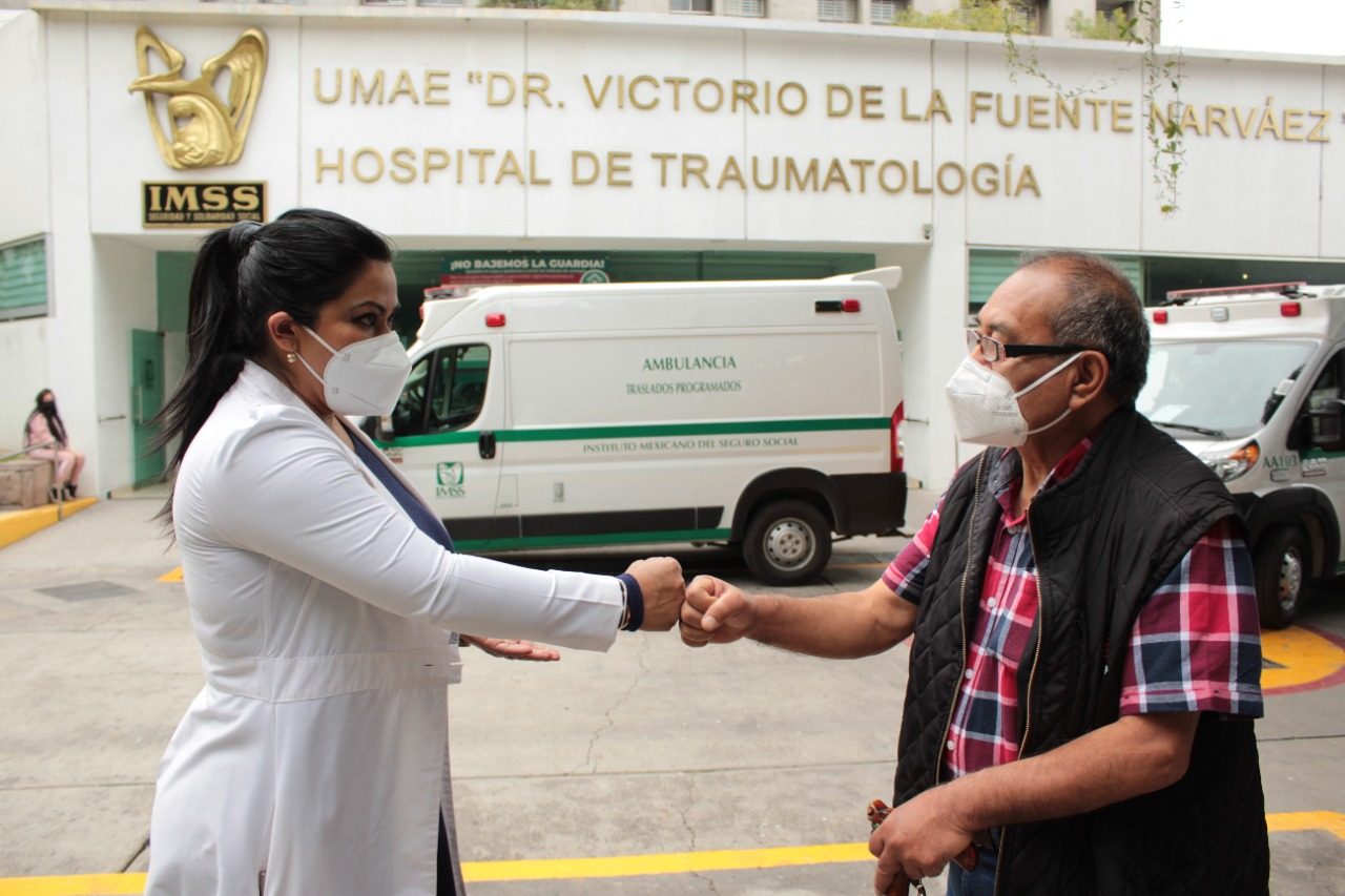 doctora Claudia Berenice Hernández Valverde y Don Gusttavo N en la fachada de la Unidad Médica de Alta Especialidad (UMAE) Hospital de Traumatología, Ortopedia y Rehabilitación “Dr. Victorio de la Fuente Narváez”