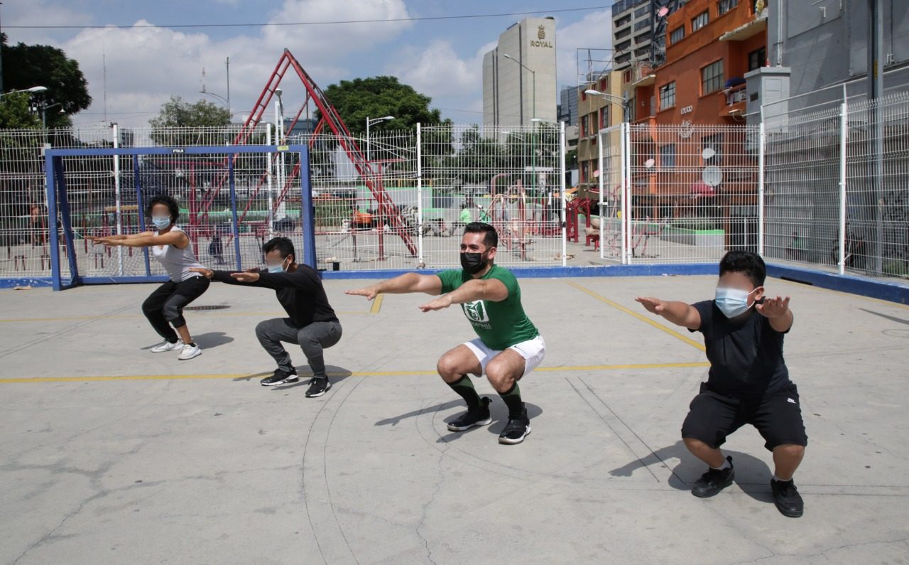 Personas ejercitandose