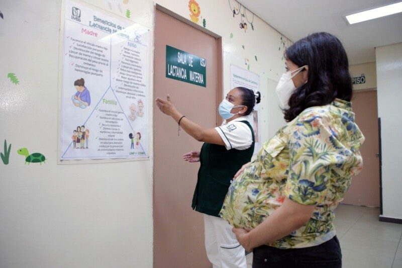 Enfermera capacitando a madre en beneficios de la lactancia materna