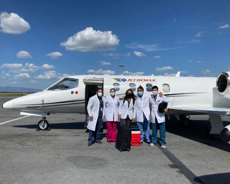 Personal del IMSS con avión ambulancia