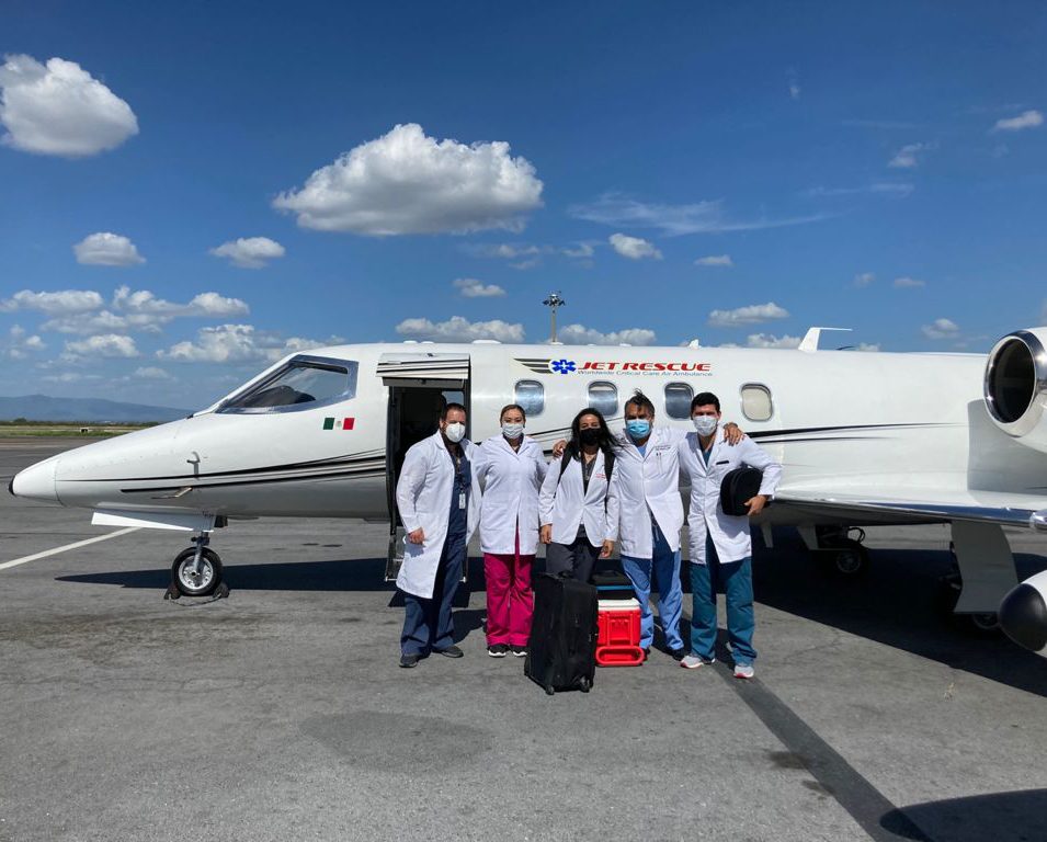 Personal del IMSS con avión ambulancia