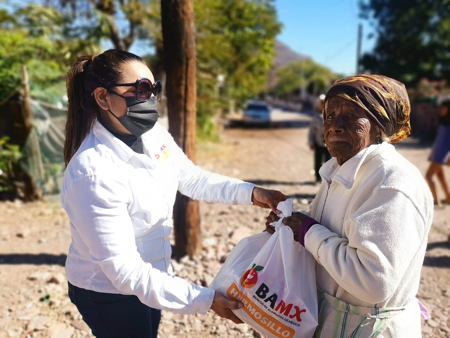 Entrega de alimentos a persona adulta mayor