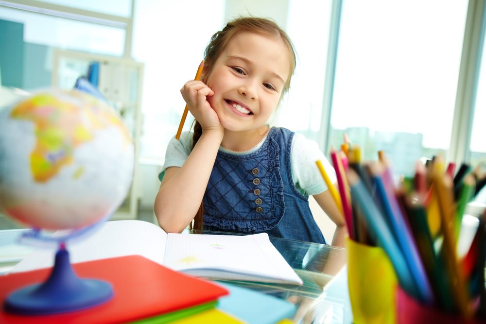 Niña sonriendo en salón de clases