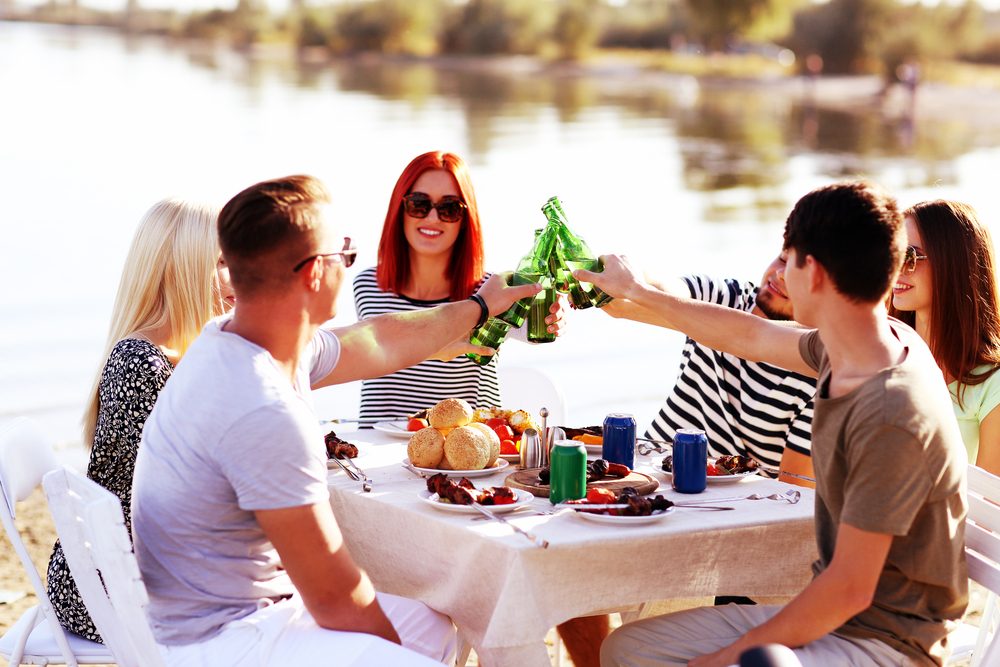 amigos felices al aire libre