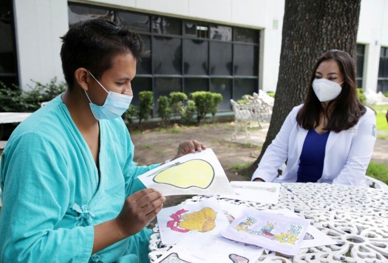 doctora Eunice Itzel Valle Arteaga con un paciente