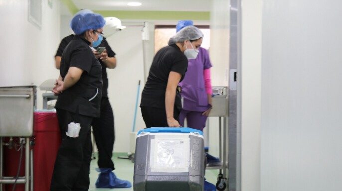 Transportando organos en el hospital
