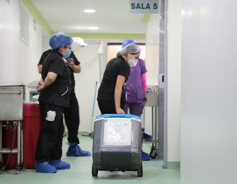 Transportando organos en el hospital