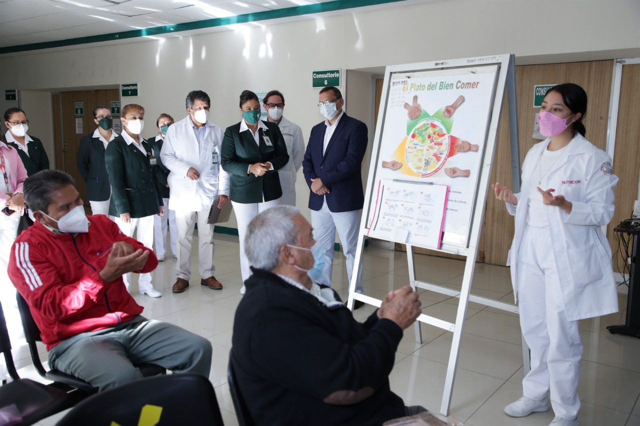 Personas atendiendo clas del plato del bien comer