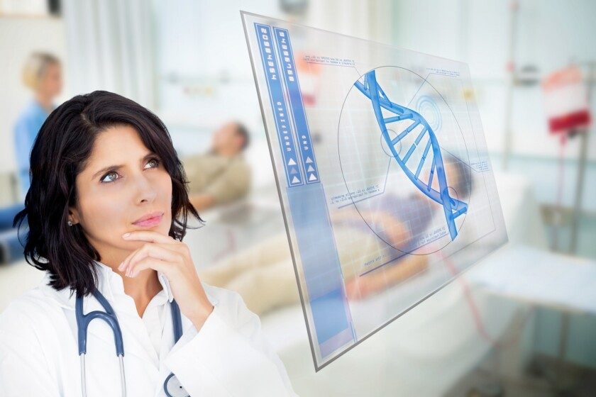 Doctora mirando la pantalla con datos de hélice de ADN