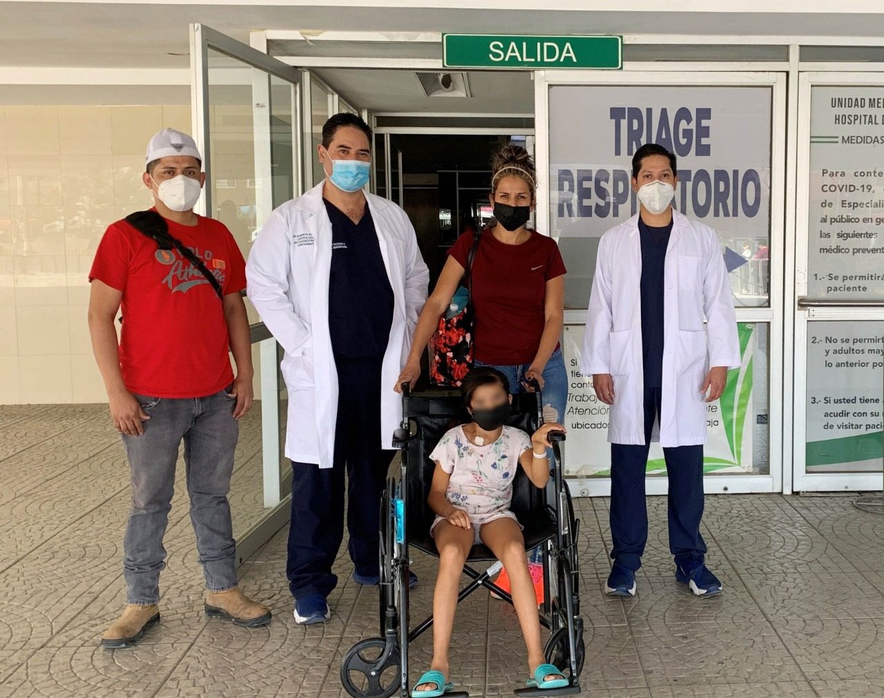 Paciente con su familia y personal médico