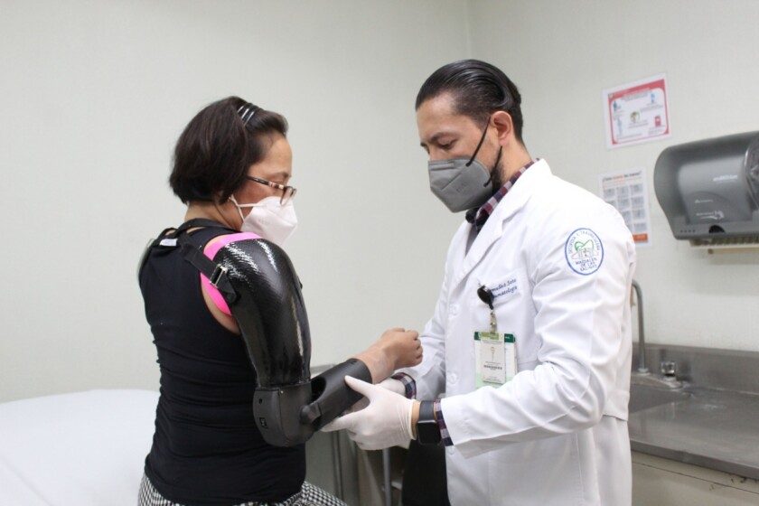doctora Cruz Elena Salazar Alarcón siendo revisada en su prótesis por doctor Ignacio Bermúdez Soto, ortopedista y traumatólogo