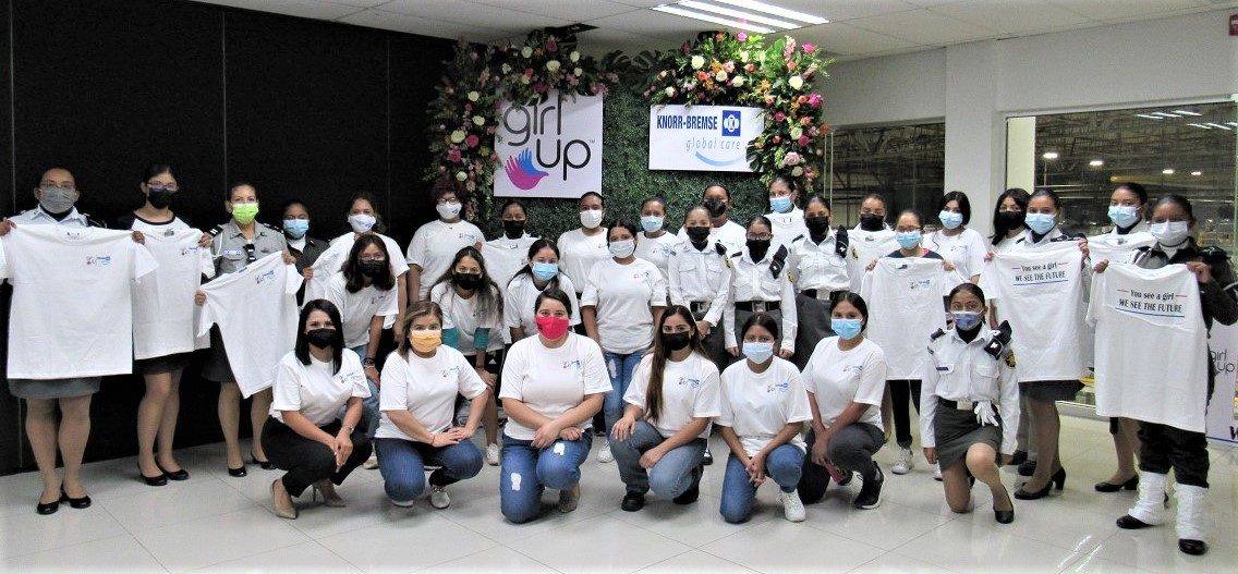 jóvenes en taller virtual interactivo sobre escasez de agua, incluyendo 30 asistentes presenciales en la planta de fabricación de Bendix en Acuña